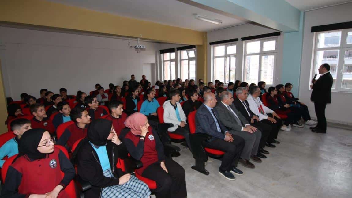 Erzurum İl Milli Eğitim Müdürü Sayın Yakup YILDIZ,8.Sınıf Öğrencilerimizle LGS Seminerinde Okulumuz Konferans Salonunda Buluştu.